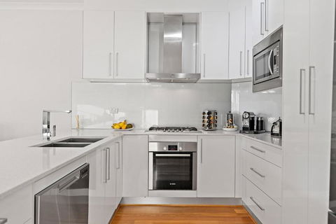 Modern Scarborough Townhouse - Holiday Cairns 2
