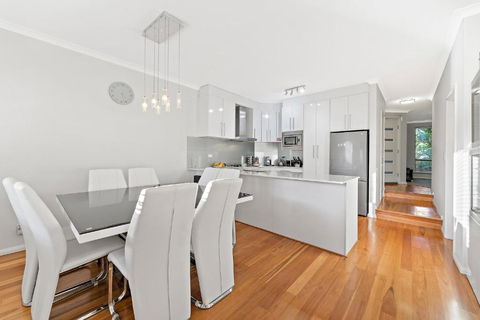 Modern Scarborough Townhouse - Holiday Cairns 0