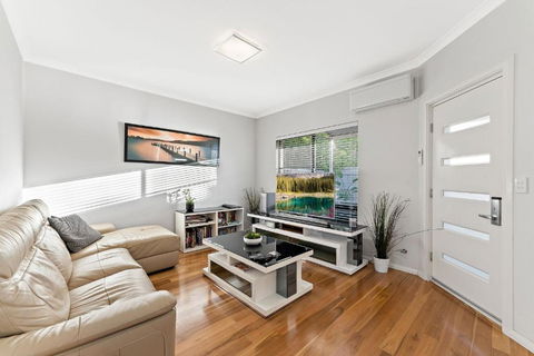 Modern Scarborough Townhouse - Holiday Cairns 1