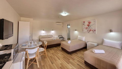 Motel Meneres - Holiday Cairns 2