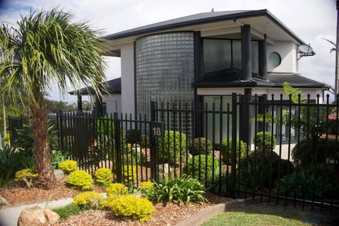 Mount Archer Manor - Holiday Cairns 3