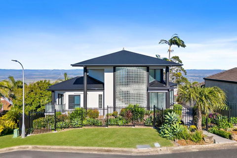 Mount Archer Manor - Holiday Cairns 0