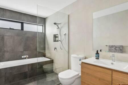 Mountain View Villa-close To Shops-10min To CBD - Holiday Cairns 1