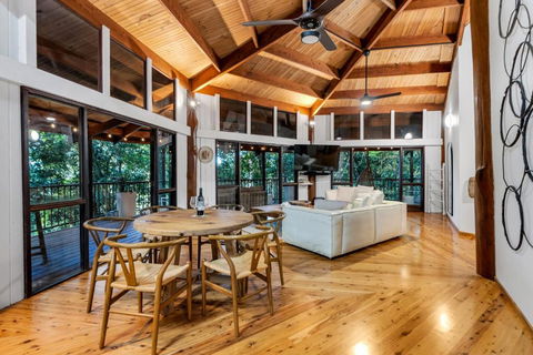 Neverland - The Stoney Creek Treehouse - Holiday Cairns 0