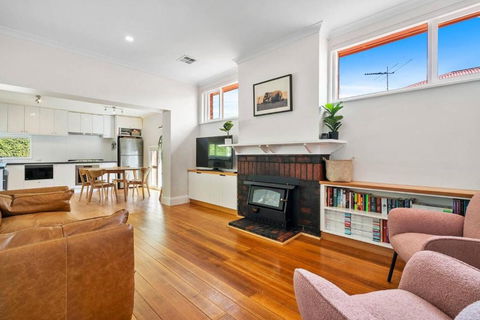 New Town Bungalow - A Leafy Family Haven - Holiday Cairns 0
