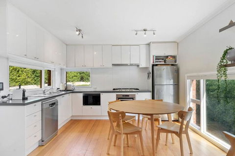 New Town Bungalow - A Leafy Family Haven - Holiday Cairns 2