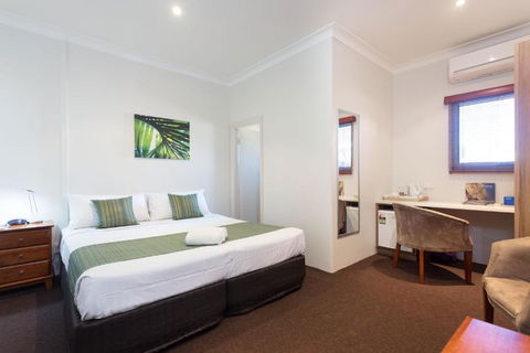 Nightcap At Manly Hotel - Holiday Cairns 1