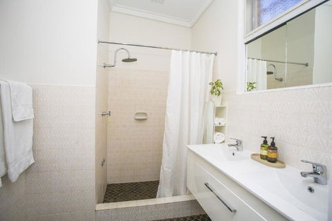 NOR214 - Northstead Coastal Charm - Holiday Cairns 3