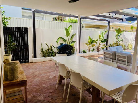 NOR214 - Northstead Coastal Charm - Holiday Cairns 1