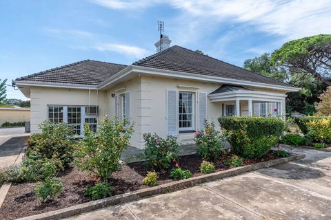 Normanville, Large Historic Three Bedroom Home - Holiday Cairns 0