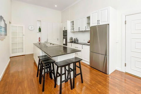 Normanville, Large Historic Three Bedroom Home - Holiday Cairns 2