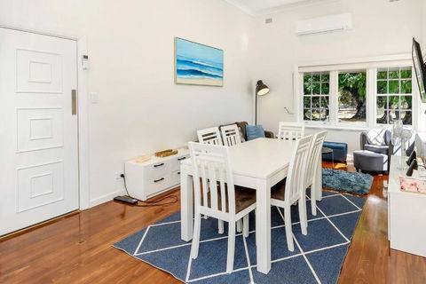 Normanville, Large Historic Three Bedroom Home - Holiday Cairns 3