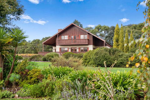 Northway Downs Estate Vineyard - Holiday Cairns 0