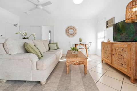 Oasis - Pool, Wifi & Free Parking - Holiday Cairns 1