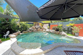 Oasis, In Leafy Whitfield. with Holiday Cairns