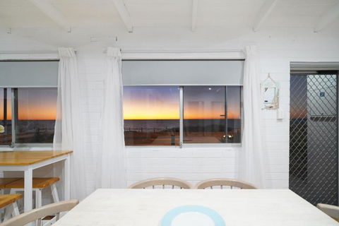 OCEA84 - Quinns Beach Shack: Ocean Views - Holiday Cairns 1