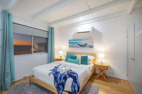 OCEA84 - Quinns Beach Shack: Ocean Views - Holiday Cairns 2