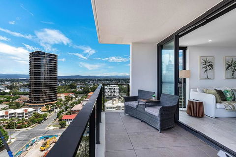 OPUS Apartment - Beach At Your Doorstep Short Walk To Light Rail - Holiday Cairns 1