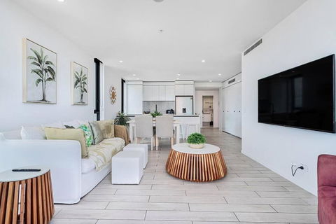 OPUS Apartment - Beach At Your Doorstep Short Walk To Light Rail - Holiday Cairns 2