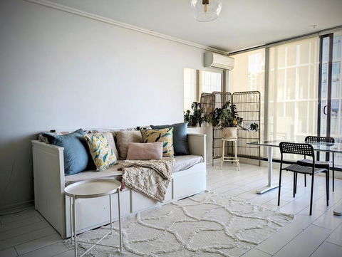 Ocean View Apartment Close To CBD With Indoor Pool. - Holiday Cairns 3