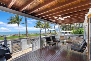 Ocean\'s Edge - Stunning Beachfront Serenity with Holiday Cairns