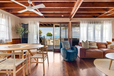 Ocean\'s Edge - Stunning Beachfront Serenity - Holiday Cairns 1