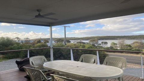 Off The Net - New Listing - Esplanade Property With Views Of The Channel - Holiday Cairns 1