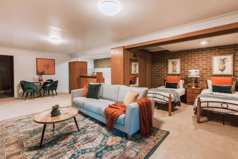 Olinda Sandstone Apartment 2 Bedroom Spa Bath - Holiday Cairns 3