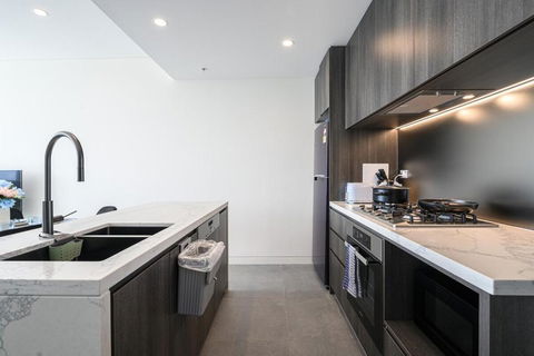 Olympic Park Stylish Apt With Gym Pool Good View - Holiday Cairns 3