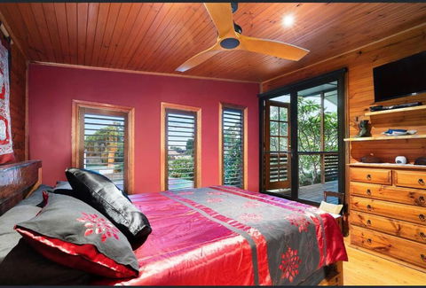 ONE OF A KIND Vacation Rental- Berkeley Vale - Holiday Cairns 1
