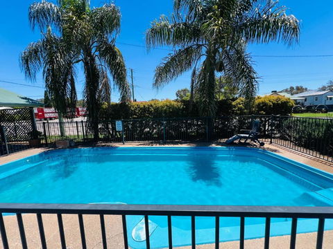 OVERLANDER MOTOR LODGE - Holiday Cairns 0
