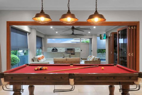Oversized Luxury- A Corporate & Family Heaven - Holiday Cairns 0