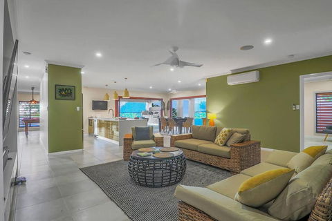 Oversized Luxury- A Corporate & Family Heaven - Holiday Cairns 1