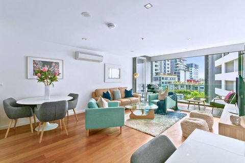 OXLST - St Leonards Sophistication Everything At Doorstep - Holiday Cairns 0
