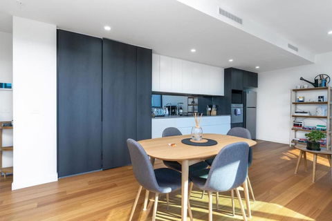 Perfectly Located 1BR BA Apartment - Holiday Cairns 2