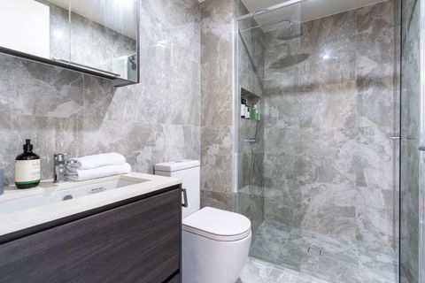 Perfectly Located 1BR BA Apartment - Holiday Cairns 3