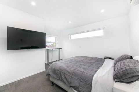 Perfect For Families And Groups - Large 5 Bedroom - Holiday Cairns 3