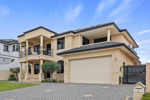 Perth 2-Story, Views, BBQ & More - Holiday Cairns 0