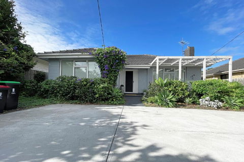 Pet-friendly Bayside 4BR Rental House Near Mentone - Holiday Cairns 2