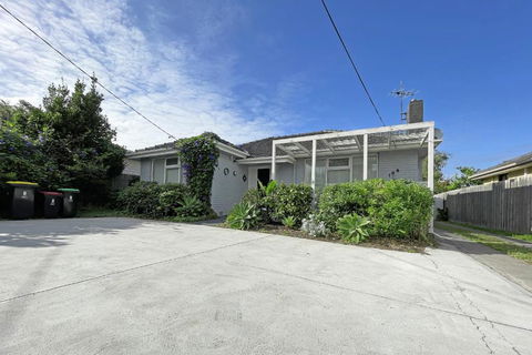 Pet-friendly Bayside 4BR Rental House Near Mentone - Holiday Cairns 3