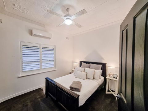 Peters Rest Central Wagga - Holiday Cairns 0