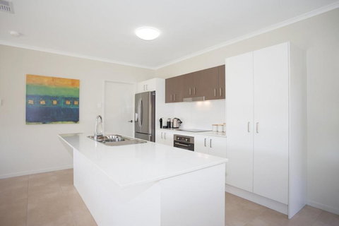 Petrie Beach Holiday Home - Holiday Cairns 3