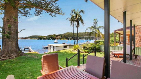 Pine Tree Cottage - Waterfront - Holiday Cairns 0