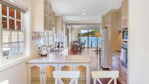 Pine Tree Cottage - Waterfront - Holiday Cairns 3
