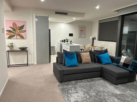 Plush Apartment On Mort - Holiday Cairns 0