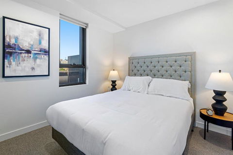 Polished 2-Bed Apartment With Gorgeous City Views - Holiday Cairns 1