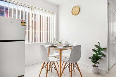Polished 2-Bed Unit In The Heart Of Parramatta - Holiday Cairns 1