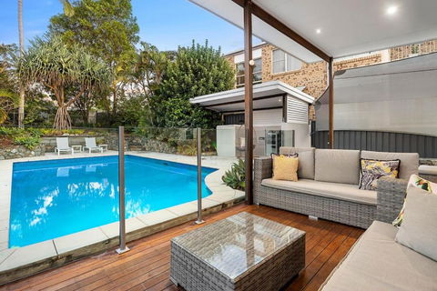 Pool Side Luxury Pet Friendly - Walk To The Beach - Holiday Cairns 1