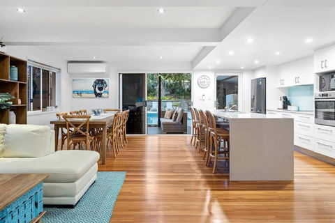 Pool Side Luxury Pet Friendly - Walk To The Beach - Holiday Cairns 2