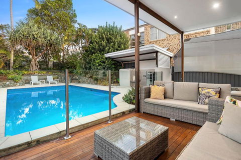 Pool Side Luxury Pet Friendly - Walk To The Beach - Holiday Cairns 0
